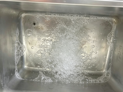 容器加水加少量氣泡.png